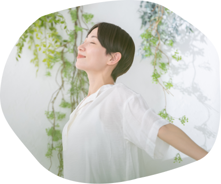 深呼吸する女性